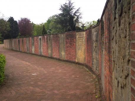 Mauer mit 23 Grabplatten auf dem Alten Friedhof