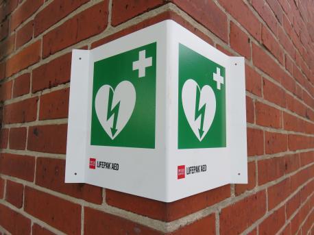 Defibrillator an Hauswand