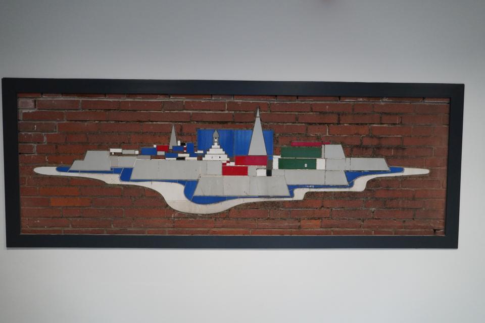 Das Wandmosaik von Fridel Kunst zeigt verschiedene Lingener Gebäude, wie das Historische Rathaus. 