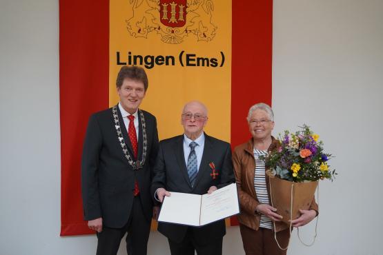 Oberbürgermeister Dieter Krone überreichte 
Heinz Rolfes im Namen des Bundespräsidenten das Verdienstkreuz am Bande des Verdienstordens der Bundesrepublik Deutschland. Mit dieser Auszeichnung wurde Heinz Rolfes für sein ehrenamtlich verantwortungsvolles und herausragendes Engagement gewürdigt.