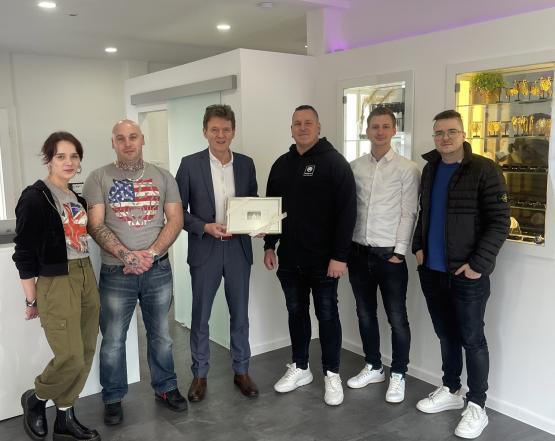 Freuen sich über die Eröffnung des ersten offiziellen Franchise Stores: (v.li.) Smilla Martin und Habbo Gerken (Franchisenehmer Store Lingen), Oberbürgermeister Dieter Krone, Martin Siedler (CEO), Jonas Berger (Citymanagement) und Damien Siedler (Geschäftsführer und Managing Director).
