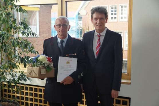 Oberbürgermeister Dieter Krone ernennt Reinhold Schulte zum Ehrenbrandmeister der Stadt Lingen.