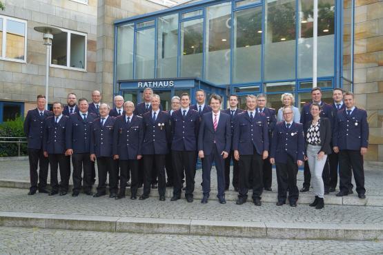 Die neue Feuerwehrführung zusammen mit Oberbürgermeister Dieter Krone, Stadträtin Katrin Möllenkamp, der Fachbereichsleiterin Bürgerservice, Sicherheit und Ordnung Anne Christin Bruns und den neuen sowie einigen alten Ehrenbrandmeistern.