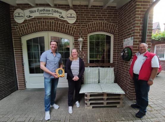 (v.li.) Ortsbürgermeister Michael Teschke, Heike Lübben und Norbert Boyer.

