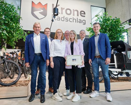 Lingens Zweiter Bürgermeister Werner Hartke (li.) und Max Nie-Hoegen von der Wirtschaftsförderung der Stadt Lingen (re.) gratulieren zusammen mit Frank Exeler und Pfarrer Thomas Burke Familie Krone (Hermann, Edith und Silke Krone) herzlich zur Neueröffnung.