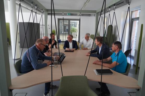 Der Open Space Bereich bietet innovative New Work Möblierung: (von links) Matthias Lohaus, Holger Klus (Softwareentwickler Bitecc), Torben Bruns und Ludger Tieke (Wirtschaftsförderung), Michael Schnaider (IT Emsland), Oberbürgermeister Dieter Krone und Oleksandr Kotsyuba, (Softwareentwickler Bitecc).