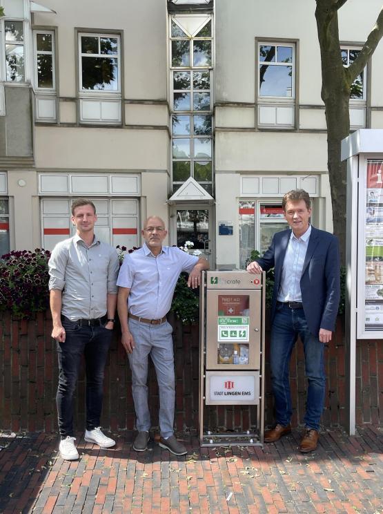 (v.li.) Jonas Berger vom Citymanagement der Stadt Lingen (Ems), Samir Romdhane von Lifecrate und Oberbürgermeister Dieter Krone.