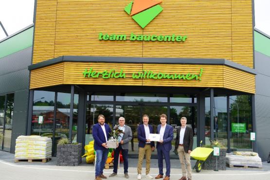 Freuen sich über die Neuansiedelung: Christoph Stafflage (Ortsbürgermeister Darme), Frank Jansen (Standortleiter team baucenter Lingen), Jens Klindworth (Geschäftsführer team baucenter GmbH & Co. KG), Oberbürgermeister Dieter Krone und Dietmar Lager (Wirtschaftsförderung Stadt Lingen). 