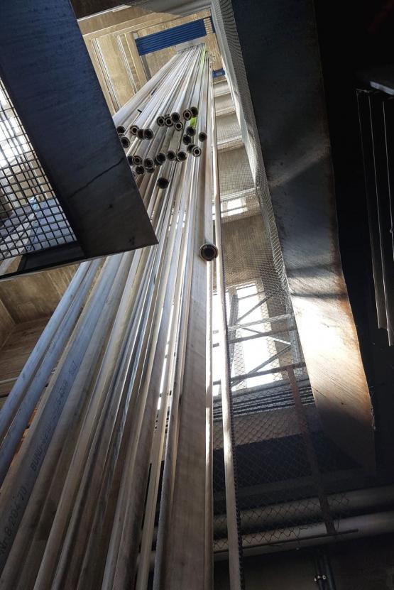 Blick von unten in den Schlauchturm mit den zum Trocknen aufgehängten Schläuchen.