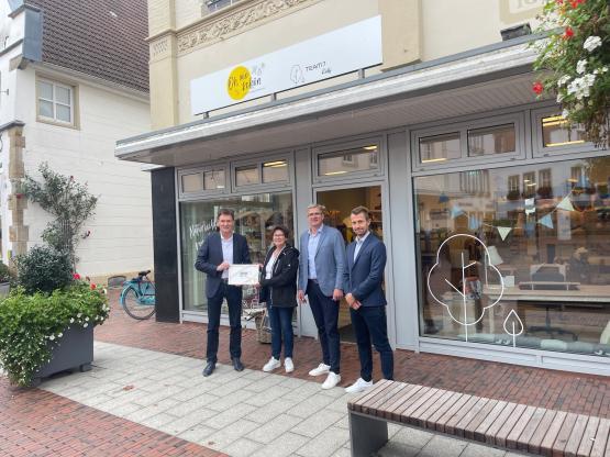 Oberbürgermeister Dieter Krone, Inhaberin Ruth Augustin-Heine, Siegfried Wolbert (Inhaber Möbel Buitkamp) und Torben Bruns vom Citymanagement.