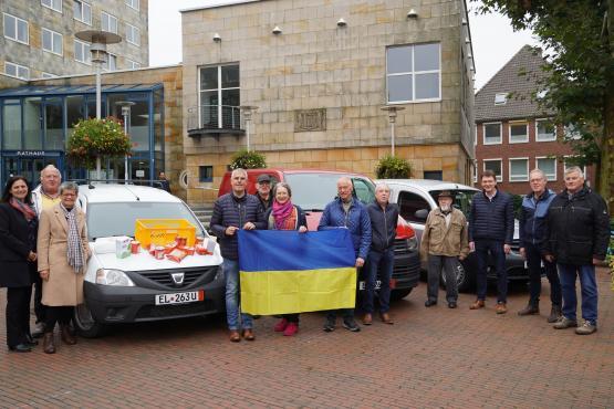 Präsentieren die drei Fahrzeuge, die nun in der Region der Partnerstadt Lanivtzi für Hilfsgütertransporte eingesetzt werden sollen: (v. li.) Irmgard Starmann, Koordinatorin für kommunale Entwicklungspolitik in Lingen, Alfons Acker vom Freundeskreis der Ukrainefahrer, Petra Bayer (zuständig für Städtepartnerschaften bei der Stadt Lingen), Erwin Heinen und Franz Rickling vom Freundeskreis der Ukrainefahrer, Nicole Verlage, stellvertretende Vorsitzende des DGB-Kreisverbands Osnabrück, Willi Tebbel,