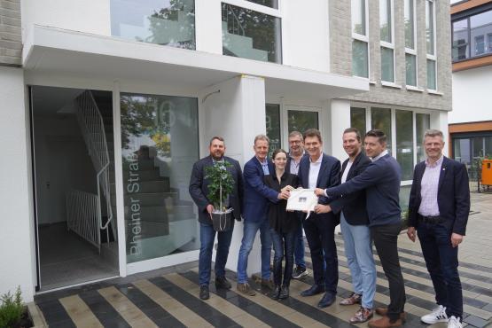 : Ortsbürgermeister Christoph Stafflage, Georg Theismann (CON 3 PLANUNG STRATEGIE BERATUNG GmbH, APEX IMMOBIIEN GmbH sowie TREMIUS HAUSVERWALTUNG und TERRATIO IMMOBILIEN GmbH)  Sara Wald (Praxis für Psychotherapie), Martin Koopmann (Vorsitzender des Wirtschafts- und Grundstücksausschusses), Oberbürgermeister Dieter Krone, Thomas Thiering (AXA Generalvertretung), Andreas Kröger (Rechtsanwalt und Fachanwalt für Verkehrsrecht) und Dietmar Lager von der Wirtschaftsförderung.