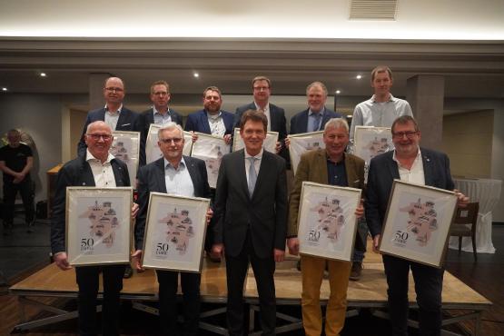 (oben v.l.): Matthias Janning (stellvertretender Ortsbürgermeister Holthausen), Dieter Krieger (Ortsbürgermeister Clusorth-Bramhar), Christoph Stafflage (Ortsbürgermeister Darme), Michael Teschke (Ortsbürgermeister Brögbern), Manfred Schonhoff (Ortsbürgermeister Laxten) und Stefan Koors (Ortsvorsteher Brockhausen).
(unten v.l.): Hermann Krone (Ortsbürgermeister Schepsdorf), Jörg Rieken (Ortsbürgermeister Altenlingen), Oberbürgermeister Dieter Krone, Karl Storm (Ortsbürgermeister Baccum) und Mar