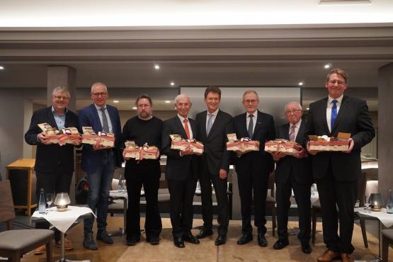 Die Zeitzeugen und Teilnehmenden des Podiumsgesprächs (v.l.): Dr. Andreas Eiynck (Leiter des Emslandmuseums), Heiner Pott, Dr. Mirko Crabus (Stadtarchivar), Karl-Heinz-Vehring, Oberbürgermeister Dieter Krone, Hermann Bröring, Bernd Löpker, Landrat Marc-André Burgdorf.