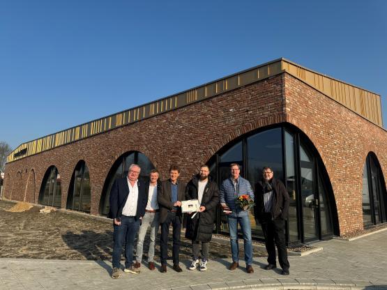 Gratulierten Geschäftsführer Patrick Mess (4. V. li.) zum Neubau: (v. li.) Stefan Wittler (Wirtschafts- und Grundstücksausschuss), Dietmar Lager von der Wirtschaftsförderung der Stadt Lingen (Ems), Oberbürgermeister Dieter Krone, der Brögberner Ortsbürgermeister Michael Teschke und (5. v. li.) und Martin Koopmann (Wirtschafts- und Grundstücksausschuss).