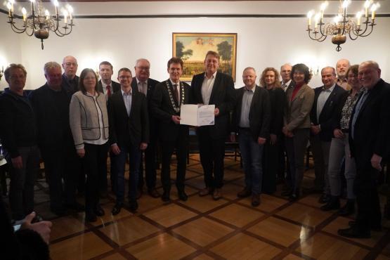 An der Urkundenunterzeichnung nahmen Vertreter aus Politik, den Volksbundes Deutscher Kriegsgräberfürsorge und des Forums Juden-Christen im Altkreis Lingen e. V. teil.
