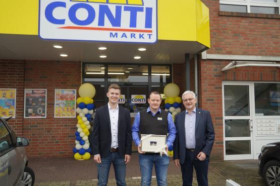 Max Nie-Hoegen (li.) von der Wirtschaftsförderung Lingen und Ortsbürgermeister Jörg Rieken (re.) gratulieren Robert Schwab zur Neueröffnung.