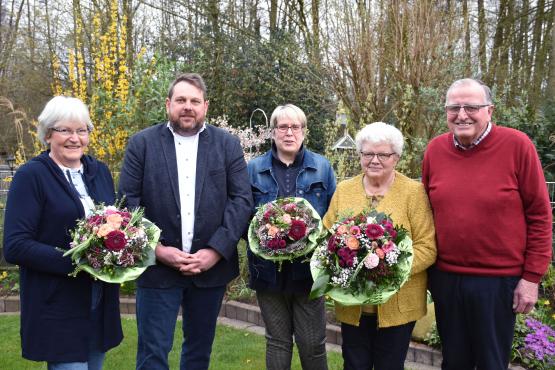 Frohe Stimmung bei der Spendenübergabe (von links): Birgitt Diekamp (kfd Darme), Ortsbürgermeister Christoph Stafflage, Claudia Burrichter (Regenbogengruppe), Hedwig und Hubert Lübbers.