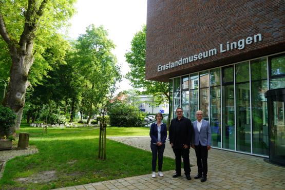 (v. l.) Monika Schwegmann, 2. Vorsitzende des Museumsvereins, Christof Spannhoff, designierter Museumsleiter, und Martin Gerenkamp, 1. Vorsitzender des Museumsvereins (Foto: Stadt Lingen (Ems))