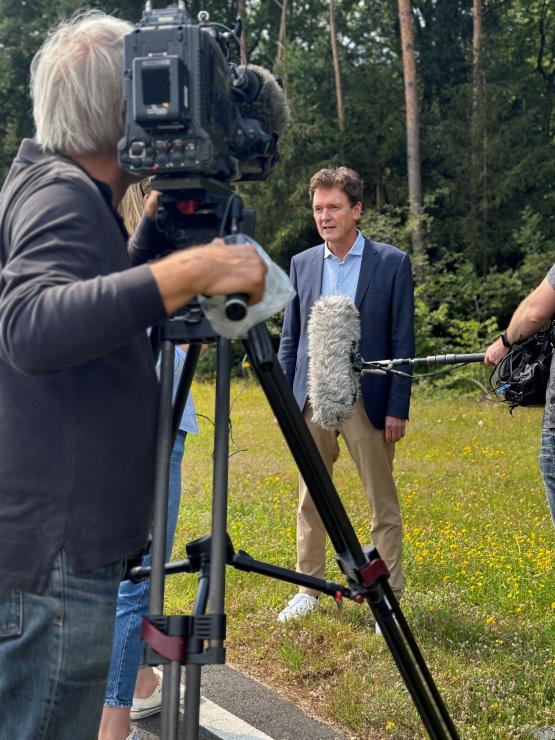 „Die Förderung in dreistelliger Millionenhöhe für den Standort ist ein Meilenstein für unsere Wasserstoffstrategie, an der wir seit vielen Jahren hart arbeiten“, so Oberbürgermeister Dieter Krone im Interview mit dem NDR.