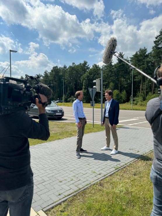 Oberbürgermeister Dieter Krone und Tim Husmann, Leiter der Geschäftsstelle der H2-Region Emsland, freuen sich über die höchste Fördersumme in Niedersachsen und die großartigen Nachrichten für Lingen. 