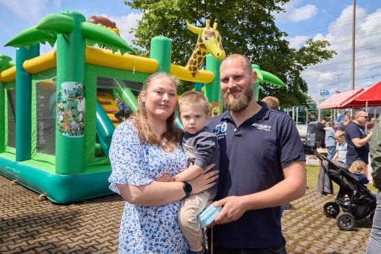 „Familienfest Hüpfburg“: Das Familienfest bot den Kindern zahlreiche Möglichkeiten zum Austoben, unter anderem auf der Hüpfburg.
