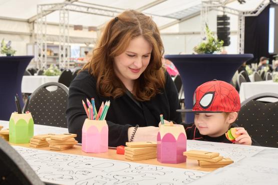 „Familienfest Malen“: Beim Familienfest konnte der Kreativität freien Lauf gelassen werden.