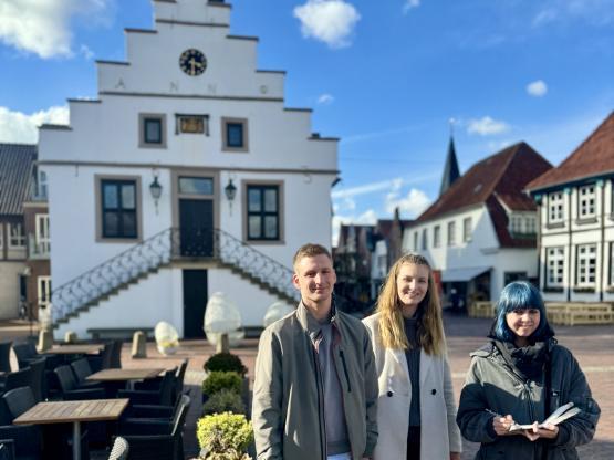 Illustratorin Isabelle Metzen (rechts) entwirft erste Skizzen für das Lingener Wimmelbuch. 