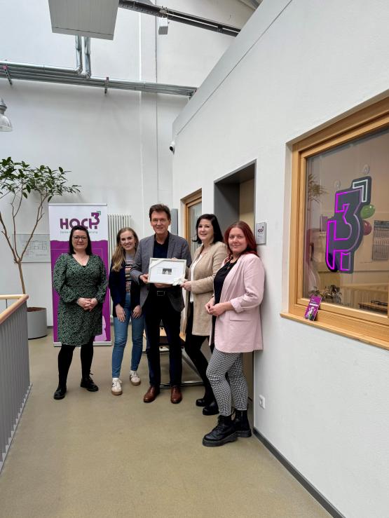 Oberbürgermeister Dieter Krone und Caroline Ohmann von der Wirtschaftsförderung der Stadt Lingen (2.v.l.) gratulieren den Gründerinnen Elena Wels (links), Jasmin Schotte (2.v.r.) und Annina Volk (rechts) herzlich zur Neueröffnung von HOCH³.