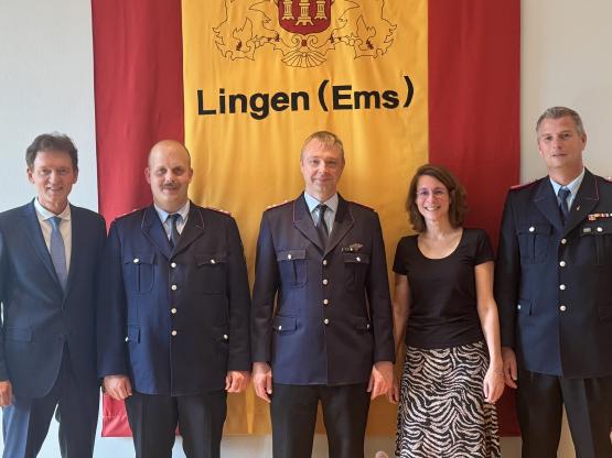 Oberbürgermeister Dieter Krone, der neue stellvertretende Ortsbrandmeister Daniel Schönrock, Ortsbrandmeister Dennis Husmann, die zuständige Dezernentin Katrin Möllenkamp und Stadtbrandmeister Jürgen Stoke