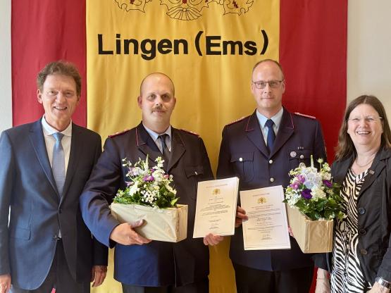 Oberbürgermeister Dieter Krone, der neue stellvertretende Ortsbrandmeister Daniel Schönrock, der neue Ehrenbrandmeister Martin Geers und Ratsvorsitzender Annette Wintermann