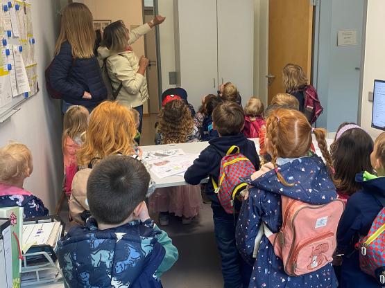 Die Kindergartenkinder des Kindergartens St. Michael zu Besuch im Rathaus.
