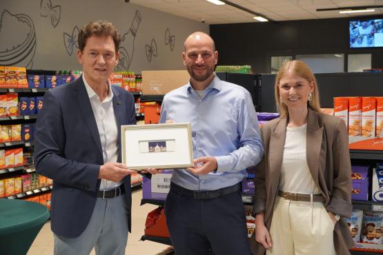 Oberbürgermeister Dieter Krone gratulierte zusammen mit Sarah Koopmann von der Wirtschaftsförderung dem Geschäftsführer des Bünting Großhandel und Service, Julian Konrad, zur Neueröffnung der cBox. 