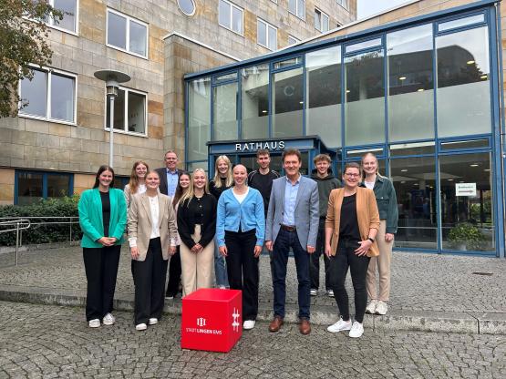 Die neuen Auszubildenden und Studierenden der Stadt Lingen mit Ausbildungsleiterin Inge Els (vorne, rechts), Luisa Többen vom Fachbereich Personal (re.), dem Fachbereichsleiter Personal Guido Franke (hinten links) und Oberbürgermeister Dieter Krone (4. v. re.)