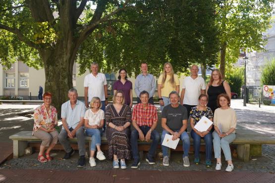 Die Gewinnerinnen und Gewinner des Naturgartenwettbewerbs (vordere Reihe) zusammen mit dem Zweiten Bürgermeister Werner Hartke, Soraya Marali (Fachdienst Umwelt), Philipp Bollmann (Fachbereichsleiter Bauen und Umwelt) und einer Vertreterin der Jury