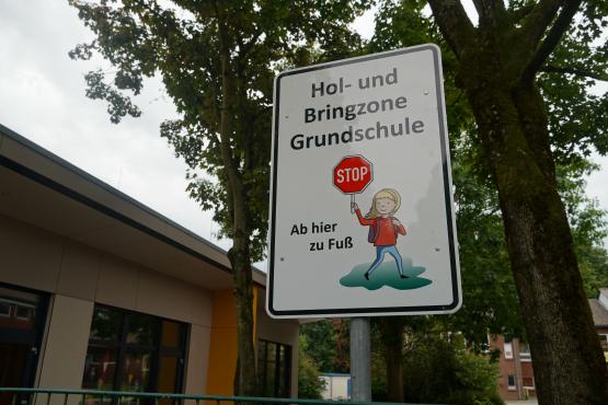 Verkehrsschild der Hol- und Bringzone der Castellschule