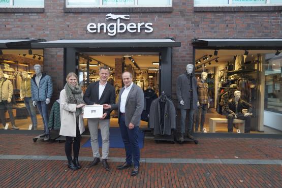 Lingens Erster Stadtrat Lothar Schreinemacher (re.) und Sarah Koopmann von der Wirtschaftsförderung der Stadt Lingen (li.) besichtigten zusammen mit Expansionsleiter Sven Ahlers den neuen Standort in der Lookenstraße.