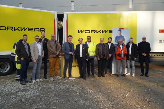 Vertreterinnen und Vertreter von CWS Workwear, den beteiligten Unternehmen sowie der Stadt und Politik feierten gemeinsam das Richtfest des neuen Standorts im Gewerbegebiet „Pöttkerdiek“ in Lingen.