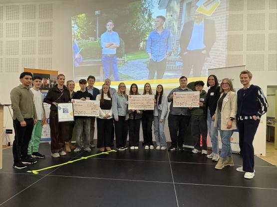 Die Schülerinnen und Schüler der BBS Wirtschaft Lingen bei der Preisverleihung des Gründerpreises Nordwest: Die Schülergenossenschaft DruckFest wurde mit dem Sonderpreis für Schulprojekte ausgezeichnet. Gemeinsam mit der Schülerfirma Wirtschaftsbienen, die ebenfalls nominiert war, erhielten sie für ihre Teilnahme jeweils einen Scheck.