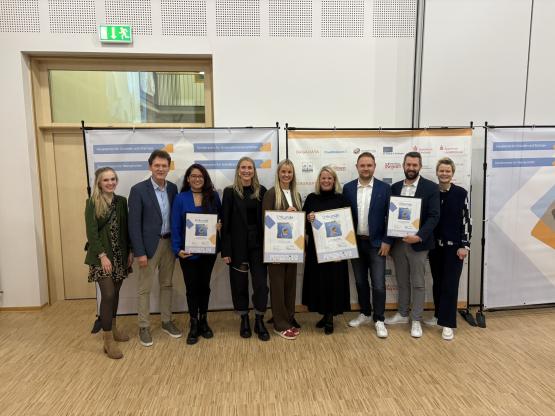 Die Lingener Unternehmen freuen sich über herausragende Platzierungen (v.l.) Caroline Ohmann (Wirtschaftsförderung der Stadt Lingen (Ems), Oberbürgermeister Dieter Krone, Viviana Rojas (DigitalMente), Anna Wilmes (saftladen content & design GmbH & Co. KG), Lea Wintermann (saftladen content & design GmbH & Co. KG), Amelie Ringenberg (Filmpalast Cine-World), Jonas Lünswilken (moduco GmbH), Stephan Feldker (moduco GmbH), Sandra Prekel (Wirtschaftsförderung der Stadt Lingen (Ems).