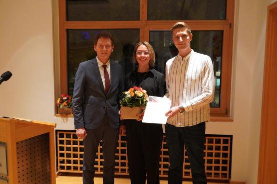 Ines Fischer und Marcel Pollmann vom Vorstand des LAUTFEUER Festivals freuen sich über den Kulturpreis 2025.