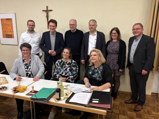 Obere Reihe v.l. Sebastian Grave (stellvertr. Vorsitzender Verbandsvertretung KKVK), Oberbürgermeister Dieter Krone, Pastor Wilken, Pastor Burke, Claudia Lügering (BGV OS), Klaus Goedejohann (BGV OS)
Untere Reihe v.l. Andrea Farwick (Vorsitzende Verbandsvertretung KKVK Lingen), Martina Berling (stellvertr. Geschäftsführerin KKVK), Sabrina Hans (Geschäftsführerin KKVK Lingen).

