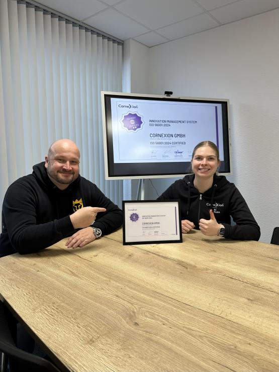 Andreas Bernaczek, Geschäftsführer der CorneXion GmbH, und Darleen Bohnes als Projektverantwortliche freuen sich über die Zertifizierung