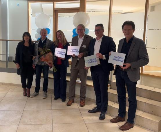 BU: (v.l.): Cigdem Zantingh (Leiterin und Programmmanagerin des Rijnland Insti-tuuts in Emmen), Prof. Dr. Wolfgang Arens-Fischer (Studiendekan und Leiter des Institutes für Duale Studiengänge der HS Osnabrück), Prof. Dr. Liane Haak (De-kanin der Fakultät Management, Kultur und Technik der HS Osnabrück), Niko-laus Jansen (Vorsitzender der Expertengruppe Rijnlandinstituut), Emmener Stadt-rat Raymond Wanders und Oberbürgermeister Dieter Krone. 