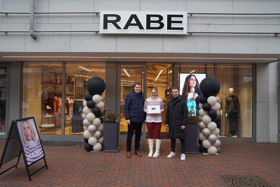 Oberbürgermeister Dieter Krone (links) und Torben Bruns vom Citymanagement gratulieren Storemanagerin Manuela Krieger zur Neueröffnung in der Lingener Innenstadt.