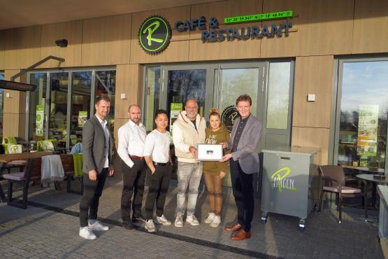 (v. li.) Citymanager Torben Bruns, Vedran Vidak (Serviceleiter), Binti Mohd Faizsal (Betriebsleiter), Inhaber Sami Taha, Anka Fielers (Eventmanagerin) und Oberbürgermeister Dieter Krone.