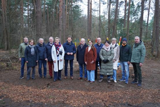 Freuen sich über die neue Möglichkeit im Kiesbergwald: Vertreter aus Politik und Verwaltung, des Ortsrates, der Lingener Bürgerstiftung und der LEADER Region Südliches Emsland.