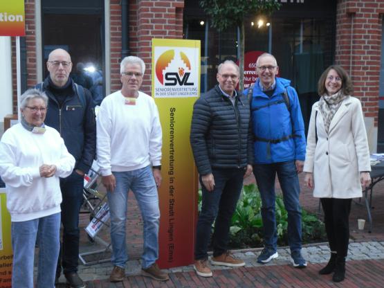 Mechthild Goldschmitt, Vorsitzende der Seniorenvertretung Lingen, Heiner Rhenen, Fraktionsvorsitzender Bündnis 90/ Die Grünen, Heinz-Peter Gebhardt, stellv. Vorsitzender der Seniorenvertretung Lingen, Stefan Heskamp, 1. Bürgermeister der Stadt Lingen (Ems), Heiner Pott, Vorsitzender des SKM, Katrin Möllenkamp, Stadträtin der Stadt Lingen (Ems) (v.l.n.r.)