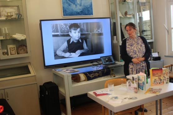 Martine Letterie stellt Leo vor.