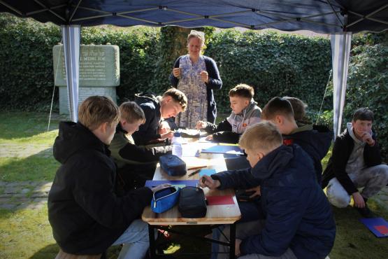 Schüler der Marienschule gestalten Denkmale für Leo.